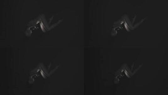 黑暗中漂浮的人体模型高清在线视频素材下载