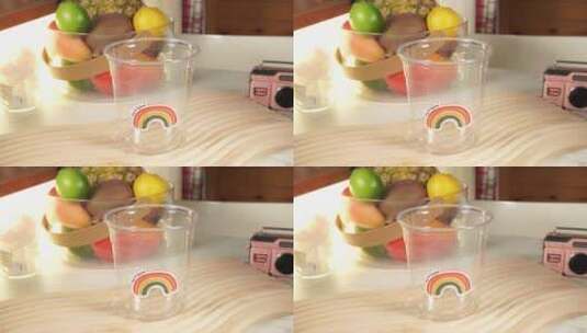 一次性杯子贴彩虹贴纸高清在线视频素材下载