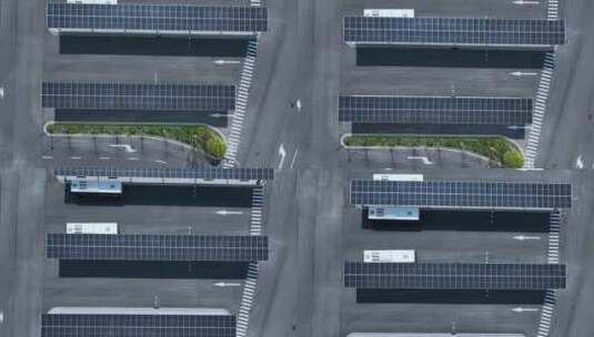航拍公交车站房顶的太阳能光伏发电高清在线视频素材下载