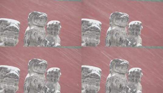 大雪纷飞中的石狮子高清在线视频素材下载