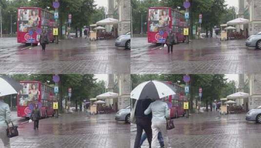 雨中街道步行的人高清在线视频素材下载