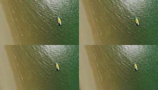 海滩翠绿色海水上的小船俯视图，无人机拍摄，缩小高清在线视频素材下载