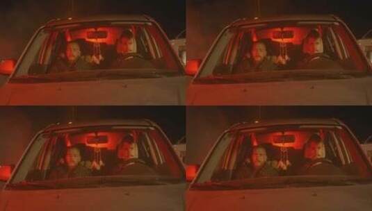 夜晚 两个男人坐在车里高清在线视频素材下载