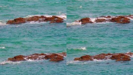 海景海面上风浪拍打礁石高清在线视频素材下载