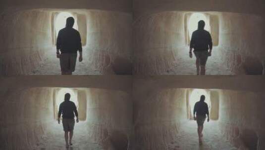男人从洞里走出去的后视图高清在线视频素材下载
