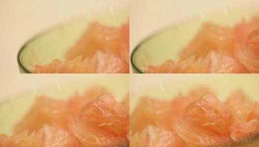厨师剥红心柚子肉高清在线视频素材下载