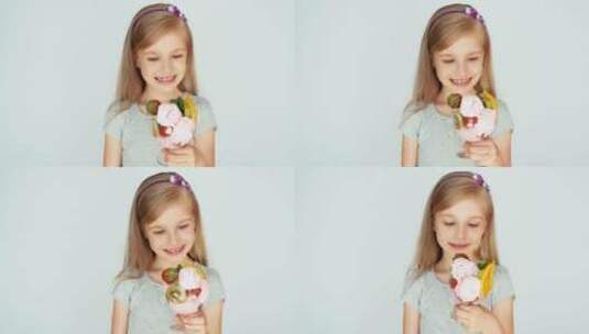 女孩在吃冰淇淋并微笑着在相机前竖起大拇指 高清在线视频素材下载