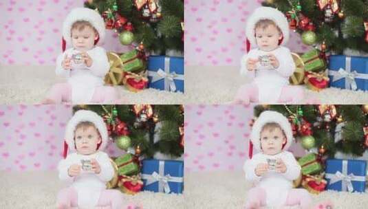 圣诞树旁玩耍的宝宝高清在线视频素材下载