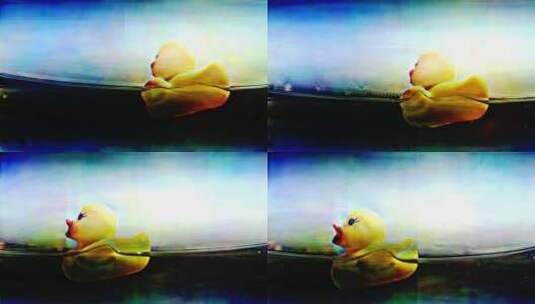 塑料小鸭漂浮在海面上高清在线视频素材下载