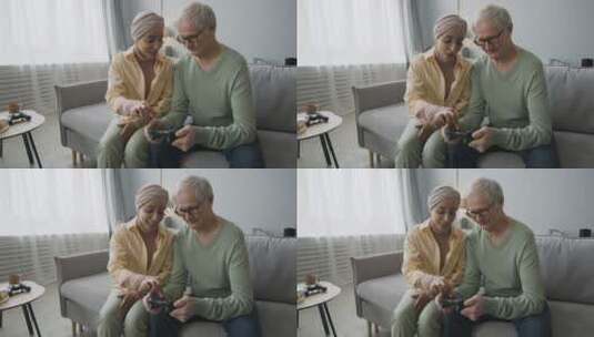 女人向老人解释游戏控件高清在线视频素材下载