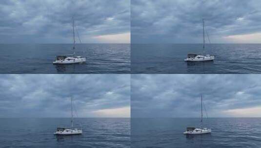 日落时分，帆船停泊在海湾中，水清澈碧绿高清在线视频素材下载