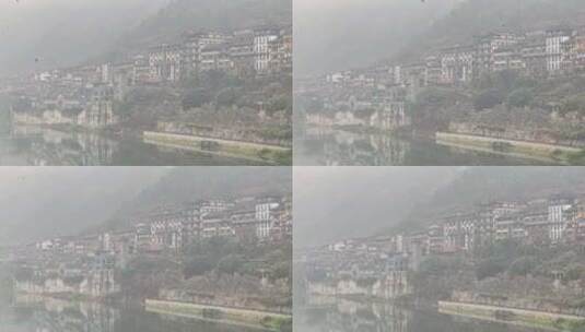 大雾天茅台镇中国酒文化城古镇赤水河高清在线视频素材下载