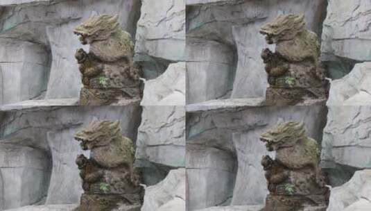 假山上放着雕刻动物高清在线视频素材下载