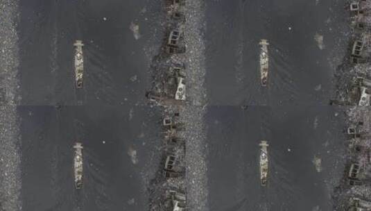 无人机拍摄行驶在水面上的垃圾船高清在线视频素材下载