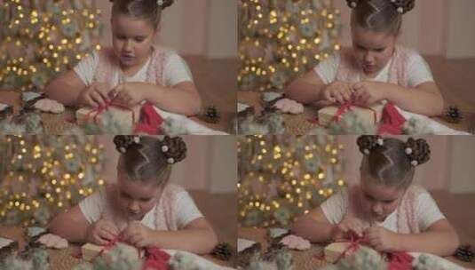 小女孩解开圣诞礼物高清在线视频素材下载