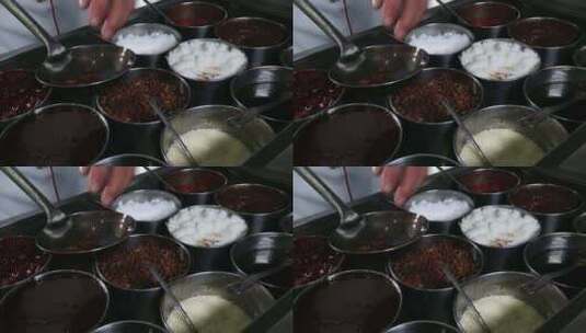 厨师将用到的调料加在勺子里高清在线视频素材下载