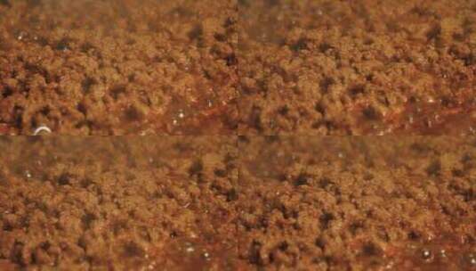煎锅里炖玉米卷肉的特写高清在线视频素材下载