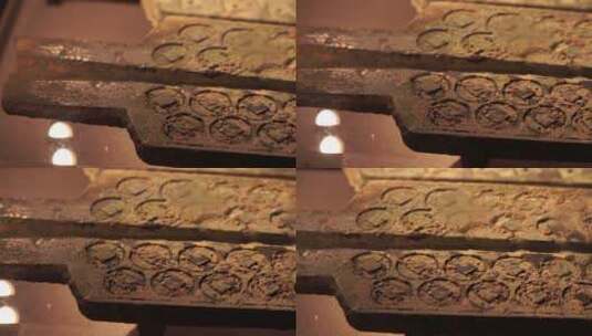 古代铸币铜钱铜币模具火炉熔铸钱币高清在线视频素材下载