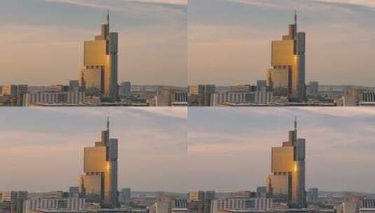 落日余晖下的紫峰大厦光影变化高清在线视频素材下载