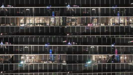 上海陆家嘴写字楼晚上开灯加班的办公室高清在线视频素材下载