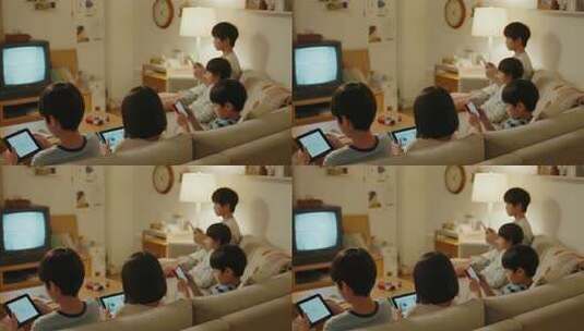 孩子客厅沙发上使用电子设备高清在线视频素材下载