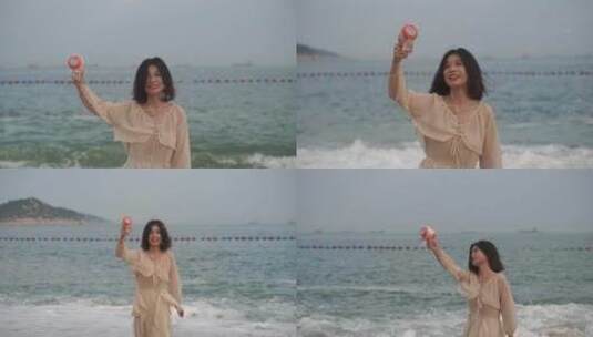美女海边沙滩玩泡泡机玩具欢快玩耍海滩娱乐高清在线视频素材下载