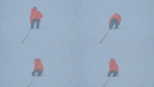 云雾中攀登川西沙鲁里山脉加拉本森的登山者高清在线视频素材下载