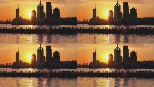 4K航拍青岛栈桥城市夕阳剪影高清在线视频素材下载