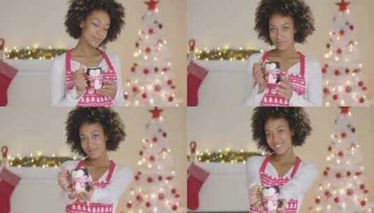 圣诞树前拿水杯的非裔女孩高清在线视频素材下载