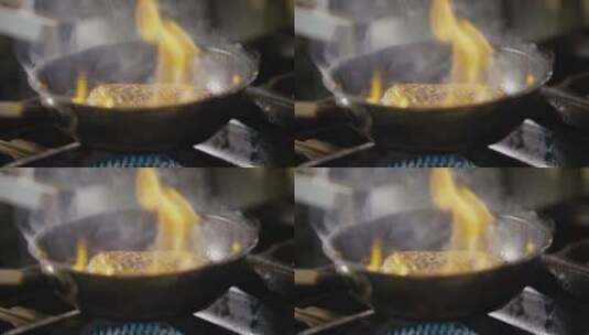 厨师用平底锅在制作牛排高清在线视频素材下载