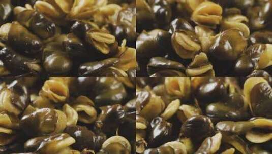 4k旋转桌子上的炸蚕豆。小吃微距拍摄高清在线视频素材下载