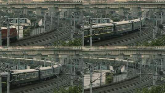 南宁夕阳下的绿皮火车穿过高架桥（4K升格）高清在线视频素材下载