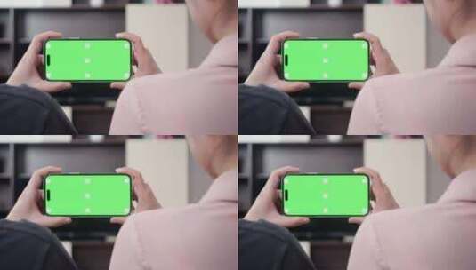 居家情侣使用手机绿幕沙发上双人手机绿幕高清在线视频素材下载