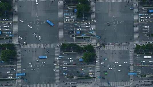 航拍城市十字路口行驶的车流高清在线视频素材下载