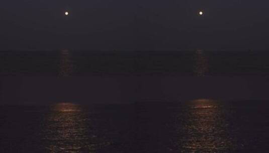 唯美浪漫海上波光粼粼月亮倒影光影高清在线视频素材下载