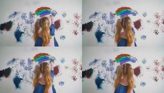 淘气开朗的女孩在房间里用五颜六色的油漆粉高清在线视频素材下载