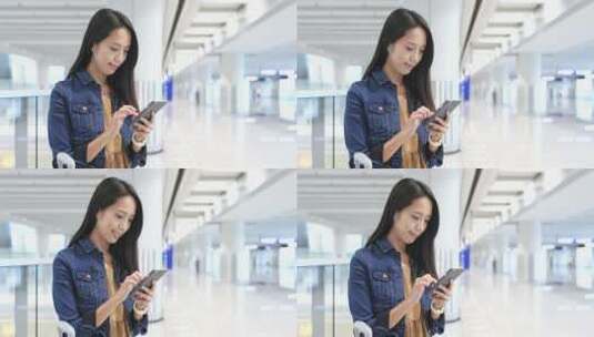 女人在机场玩手机等待登机高清在线视频素材下载