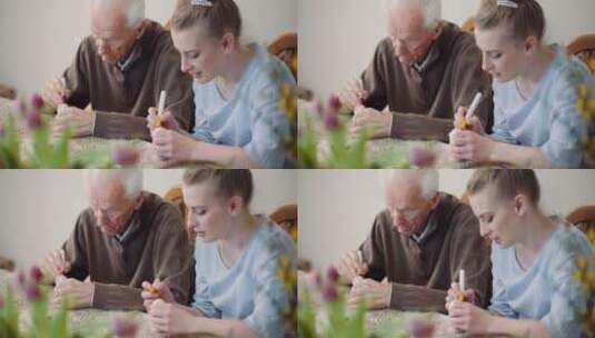  老人与孙女在家画画鸡蛋高清在线视频素材下载