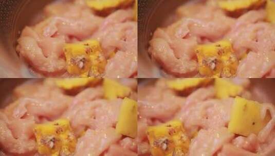 厨师切鸡肉鸡柳腌制鸡肉高清在线视频素材下载