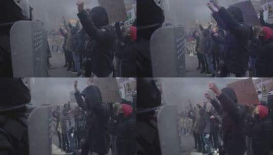 抗议人群跟警察紧张的对峙着高清在线视频素材下载