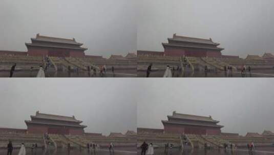 故宫宫殿下雪拍照的游客高清在线视频素材下载