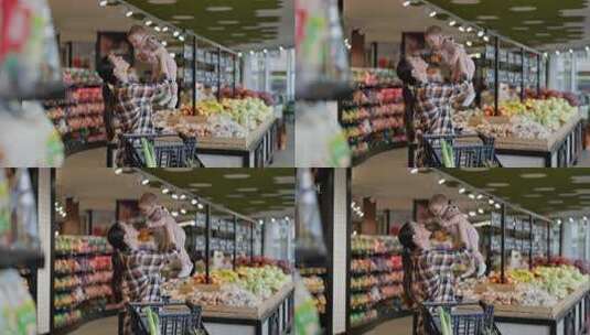 快乐的黑发女孩在一个格子衬衫抱着她的小婴高清在线视频素材下载