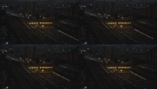 夜晚一列动车进入南京动车所高清在线视频素材下载