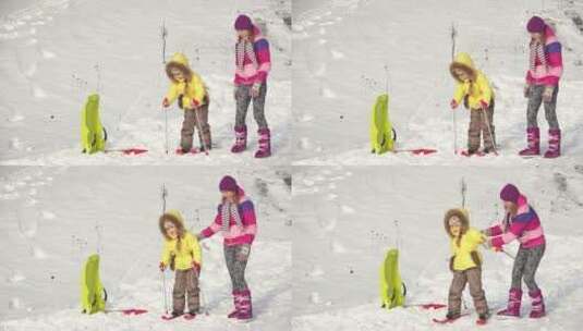 母亲教孩子学习骑滑雪板高清在线视频素材下载