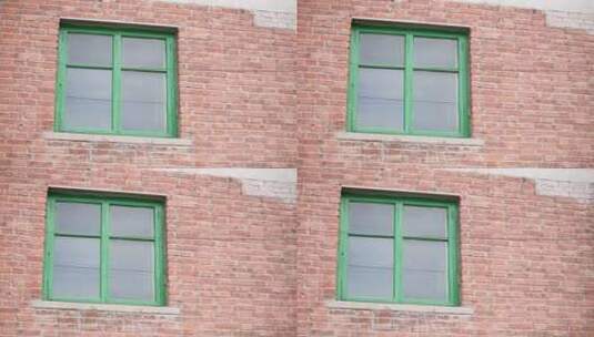 老房子上的绿色窗户复古城镇街拍高清在线视频素材下载