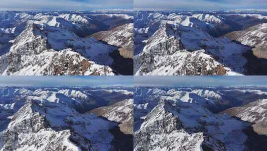 航拍四川岷山山脉雪宝顶雪山山脊上的登山队高清在线视频素材下载