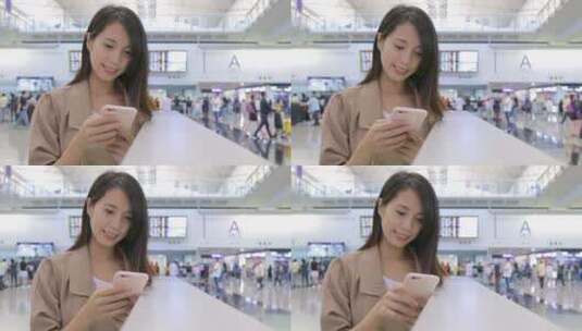 在机场使用手机的旅行妇女高清在线视频素材下载