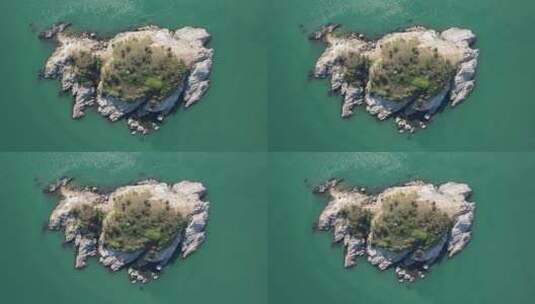 航拍俯瞰海面上的一座海岛高清在线视频素材下载