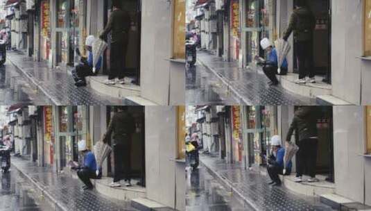 上海南京路雨天行人撑伞路边坐着高清在线视频素材下载