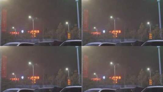 城市夜景下雪慢镜头、路灯下飞舞的雪花素材高清在线视频素材下载